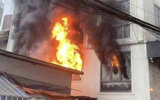 Cháy dữ dội nhà 7 tầng, phá mái nhà đưa thang xuống cứu người