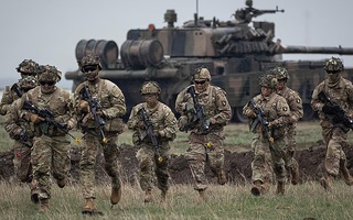 Mỹ hủy tập trận, dồn lực nhắm vào trung tâm năng lượng Iran