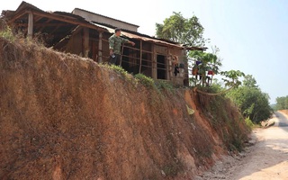 Nhà dân cheo leo miệng vực sau hiến đất, Chủ tịch tỉnh Đồng Nai chỉ đạo làm rõ