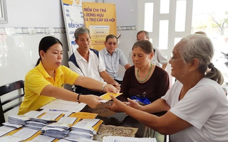 Giá cả leo thang, lương hưu “đuối sức”