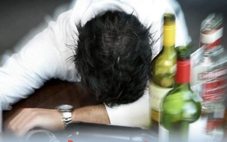 Người đàn ông trẻ nguy kịch sau khi uống một loại rượu ngoại