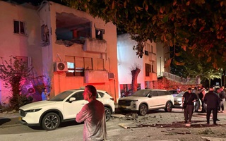 Iran tấn công tên lửa khắp Israel, nói "bất ngờ mới" còn ở phía trước