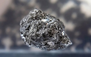 Mở niêm phong sau nửa thế kỷ, mẫu vật từ tàu NASA gây sốc