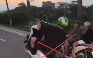 Xử lý người nước ngoài chạy xe bằng 1 bánh trên cầu Tiên Sơn