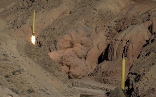 Iran phóng loạt tên lửa "siêu khủng", đe dọa đưa quân chủ lực tham chiến