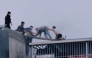 Hàng xóm quên mình giành giật sự sống trong đám cháy