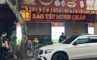 Cửa hàng vàng của Bảo Tín Minh Châu đột ngột đóng cửa, lực lượng chức năng xuất hiện