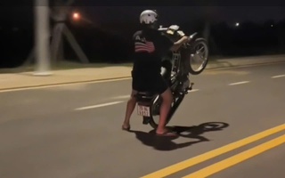 Nhóm thiếu niên “bốc đầu” xe máy, quay clip đăng mạng