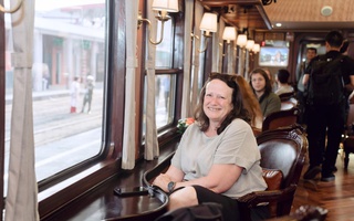 Bất ngờ với giao diện "tím Huế mộng mơ" của đoàn tàu di sản miền Trung