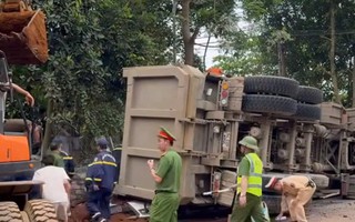 Xe tải chở đất lật đè nát xe ô tô con, xe máy, 2 người tử vong