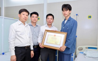 Quyền Bộ trưởng Hoàng Minh Sơn tặng Bằng khen cho sinh viên dũng cảm cứu người trong hỏa hoạn