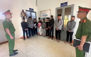 CLIP: Hai nhóm học sinh cấp 2 mang hung khí đánh nhau