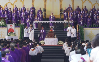 Hàng ngàn người tiễn Đức Hồng y Gioan Baotixita Phạm Minh Mẫn