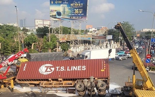 Lật xe container ngay ngã tư Bình Phước, sơn nước lênh láng mặt đường