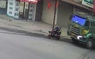 Khởi tố tài xế sử dụng điện thoại, điều khiển xe ô tô gây tai nạn khiến 2 người tử vong