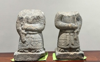 Tìm thấy 2 bức tượng cổ bị mất đầu ở đền Thần