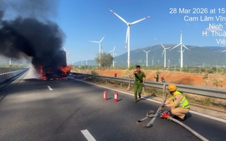 Xe tải cháy dữ dội trên cao tốc Cam Lâm – Vĩnh Hảo, kẹt xe hơn 1 km