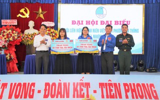 Đoàn Báo Người Lao Động trao 2 tivi hỗ trợ học tập tại Đà Nẵng