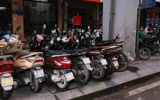 VIDEO: Gầm nhà ga tuyến Cát Linh - Hà Đông bị "chiếm giữ" bởi các bãi giữ xe trái phép