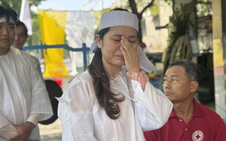 VIDEO: Giọt nước mắt xúc động của người thân tài xế taxi bị bắn chết ở Quảng Trị khi nhận sự sẻ chia