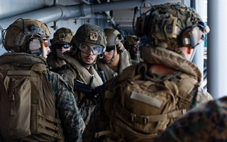 Mỹ tung soái hạm USS Tripoli và dàn tàu chiến tới Trung Đông