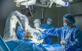 Robot AI thay khớp chuẩn xác đến 100% đầu tiên tại Việt Nam