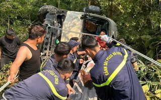 Xe khách chở 26 người lao xuống vực, nhiều người bị thương