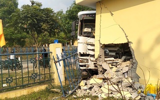 Xe đầu kéo tông sập tường rào, nhà bảo vệ trường mầm non