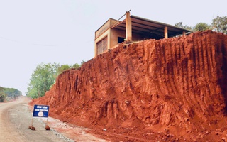 Chạy đua tiến độ, nhà dân chênh vênh mép vực