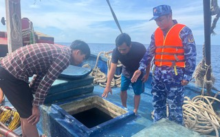 "Bí mật" bên trong tàu cá bị lực lượng làm nhiệm vụ của cảnh sát biển bắt giữ