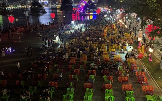 Bát nháo vỉa hè sông Hàn