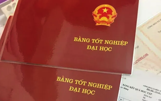 Hiệu trưởng cấp bằng tốt nghiệp THPT