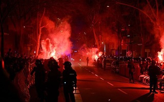 Xe chở Atletico Madrid vỡ kính giữa “biển lửa”, Barcelona suýt làm nên kỳ tích