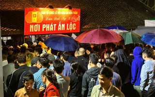 Hàng ngàn người "đội mưa" xuyên đêm chờ xin ấn đền Trần