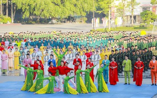 Ấn tượng màn đồng diễn "Vững bước dưới cờ Đảng quang vinh" của Quân khu 7