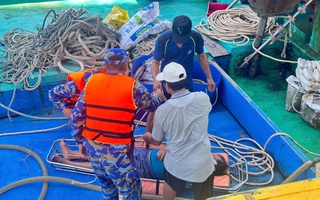 Kịp thời cấp cứu ngư dân nghi tai biến trên biển