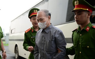 Hình ảnh cựu Thứ trưởng Hoàng Văn Thắng bị dẫn giải đến tòa