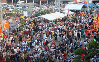 Biển Long Hải ken kín người dự lễ hội Dinh Cô