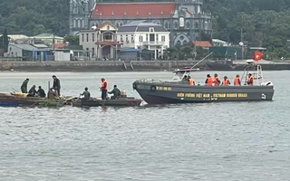 Dông lốc khiến mảng đánh bắt hải sản lật úp, 2 mẹ con tử vong