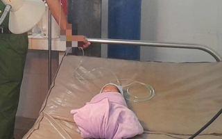 Phát hiện bé trai sơ sinh bị bỏ rơi, bàn tay trái có 6 ngón