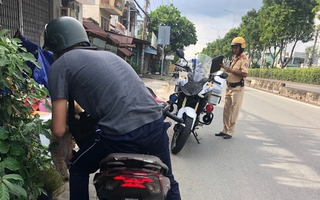 Nhiều người điều khiển xe máy ở TPHCM bị xử phạt do ngại đi đường vòng