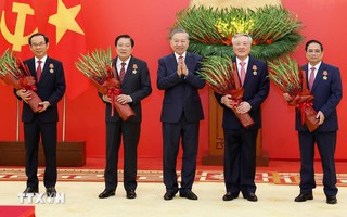 Tổng Bí thư Tô Lâm trao Huân chương Quân công và Huy hiệu Đảng tặng các lãnh đạo, nguyên lãnh đạo