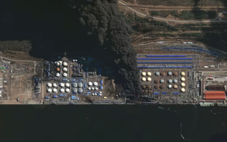 Giá dầu tăng cao, Ukraine dội "bão drone" vào hàng loạt cảng, nhà máy lọc dầu Nga