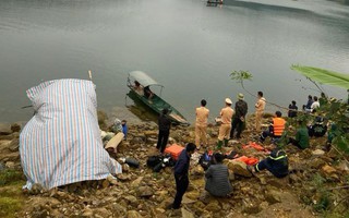 Lật thuyền đánh cá trên hồ thủy điện, con bơi được vào bờ, 2 vợ chồng mất tích