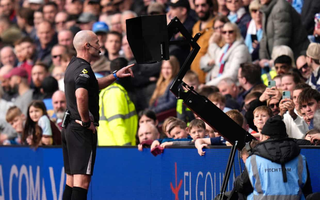 Khảo sát gây chú ý: 91% CĐV muốn bóng đá không VAR