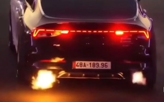 CLIP: Xe con phun lửa khi đang chạy, cộng đồng mạng xôn xao