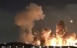 VIDEO: Mỹ trút bom xuyên phá hạng nặng xuống Iran, nổ dây chuyền dữ dội 