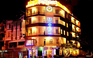 Nhà hàng, khách sạn tắt hoặc giảm tối thiểu 50% công suất chiếu sáng quảng cáo giờ cao điểm