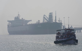 Tranh cãi chuyện thu phí qua Hormuz