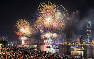TPHCM bắn pháo hoa dịp 51 năm Ngày Giải phóng miền Nam, thống nhất đất nước
